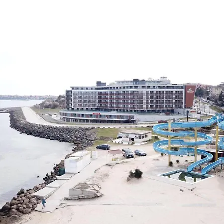 Paradiso Dreams Hotel, 内塞伯尔